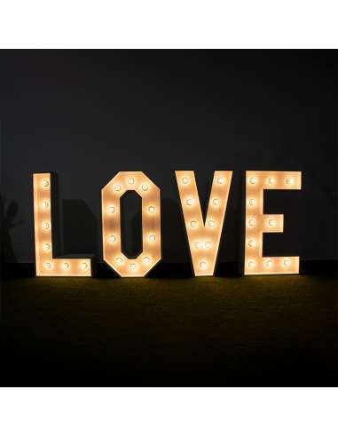 letras de madera iluminadas