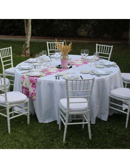 Montaje de mesa con silla palillera blanca con cojín