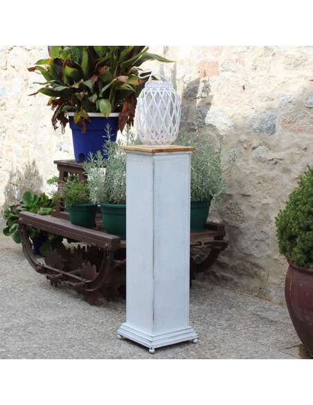 Totem blanco en evento exterior