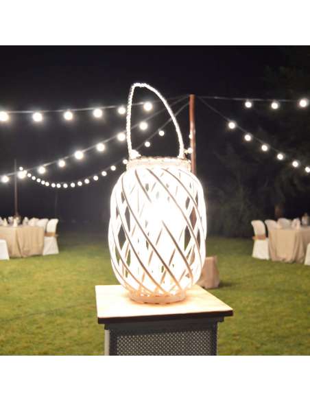 Plano medio del totem de luz de noche