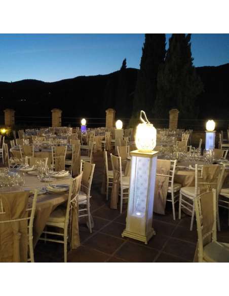 Conjunto de totem con luz en un evento exterior de noche
