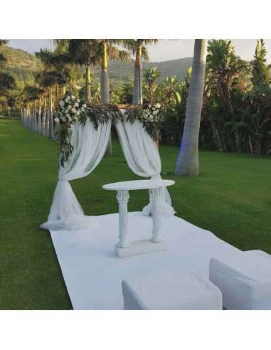 Montaje de boda al aire libre con moqueta blanca