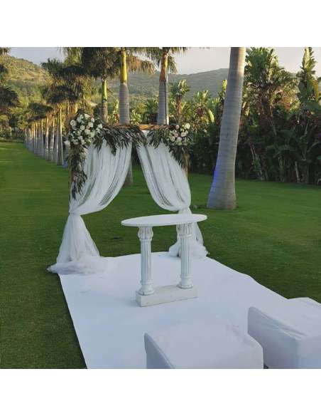 Montaje de boda al aire libre con moqueta blanca