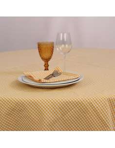 Mesa redonda con mantel vichy rojo 2