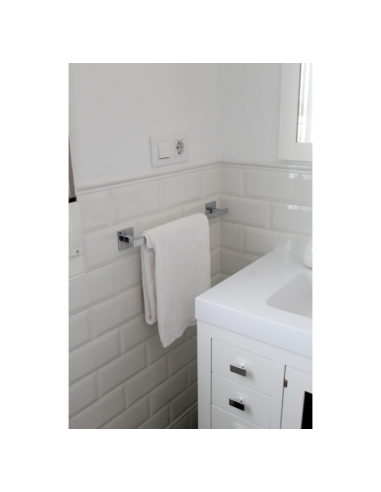 Toalla de algodón colgada lavamanos