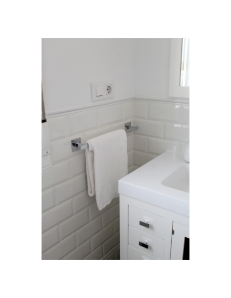 Toalla de algodón colgada lavamanos