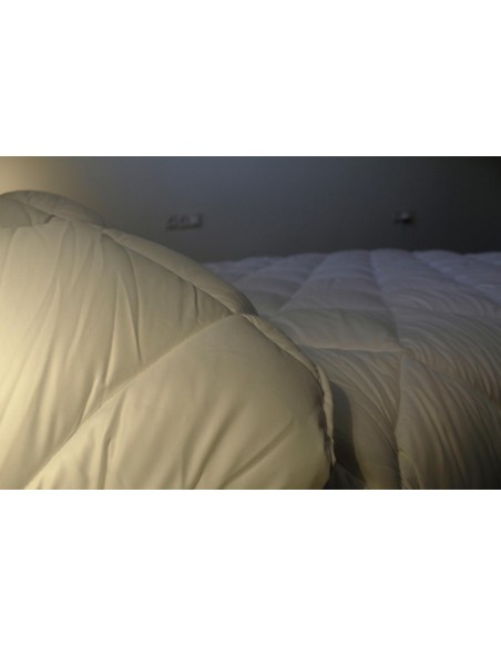 Nórdico de microfibra cama cerca