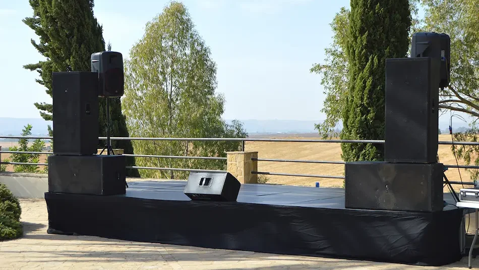 escenario-con-faldon-negro