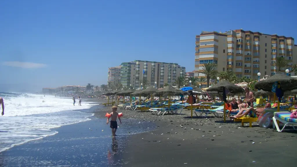 torrox-prohibe-carpas-y-jaimas-en-sus-playas