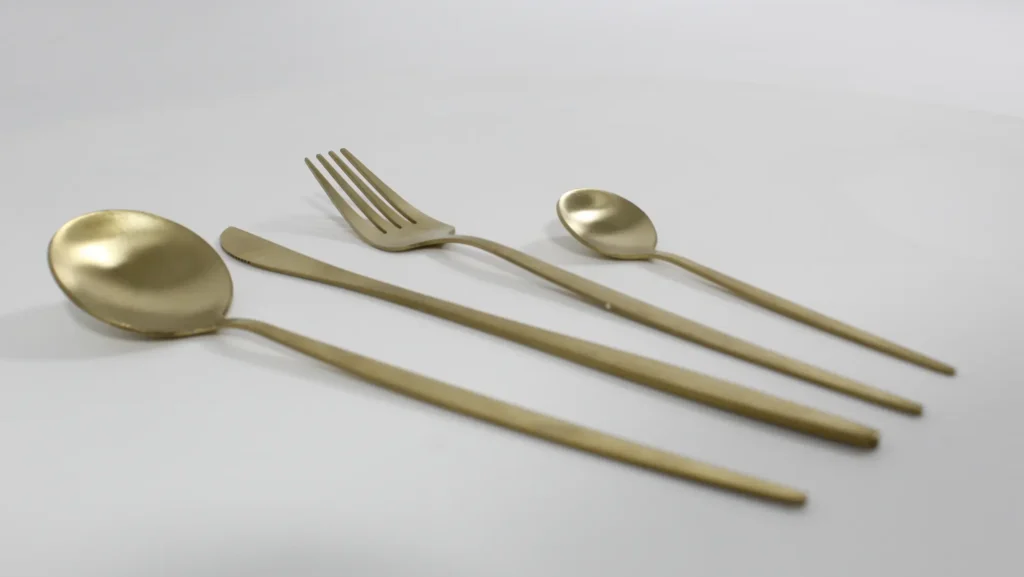 como-se-ponen-los-cubiertos-en-una-mesa-elegante