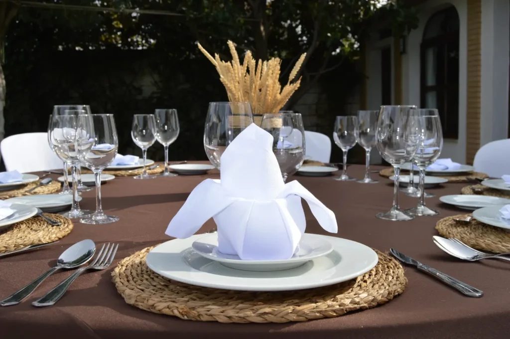 como-se-llama-el-plato-grande-que-va-debajo-del-plato